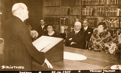 854627 Afbeelding van het bezoek van Prinses Juliana aan het Laboratorium voor Vergelijkende Fysiologie van de ...